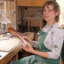 Irmgard Hielscher, Mitarbeiterin der Werkstatt Geigenbau Jaumann