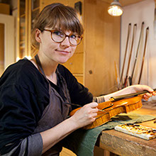 Anne Hartmann, Mitarbeiterin der Werkstatt Geigenbau Jaumann